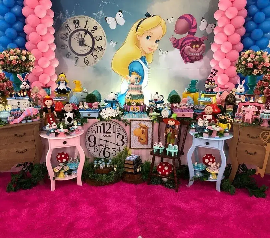 mesa colorida decorada para Alice no País das Maravilhas festa infantil Fogo Gleison Vieira Festas