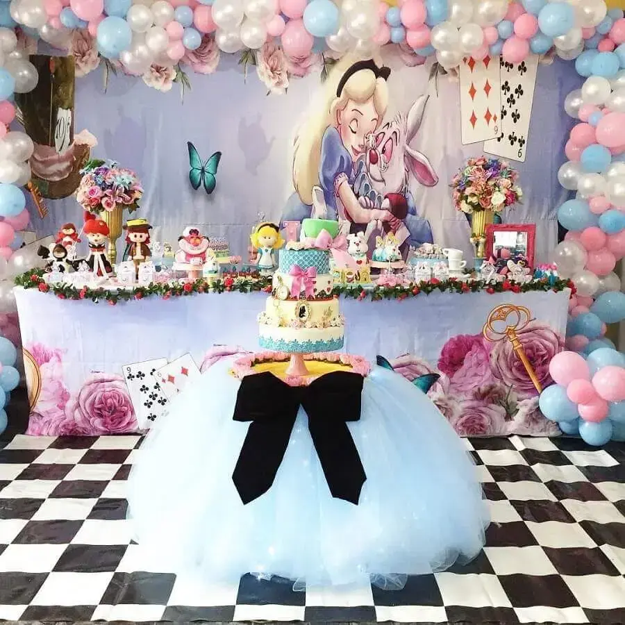 mesa de bolo para festa de quinze anos Alice no País das Maravilhas Foto Ateliê das Gêmeas
