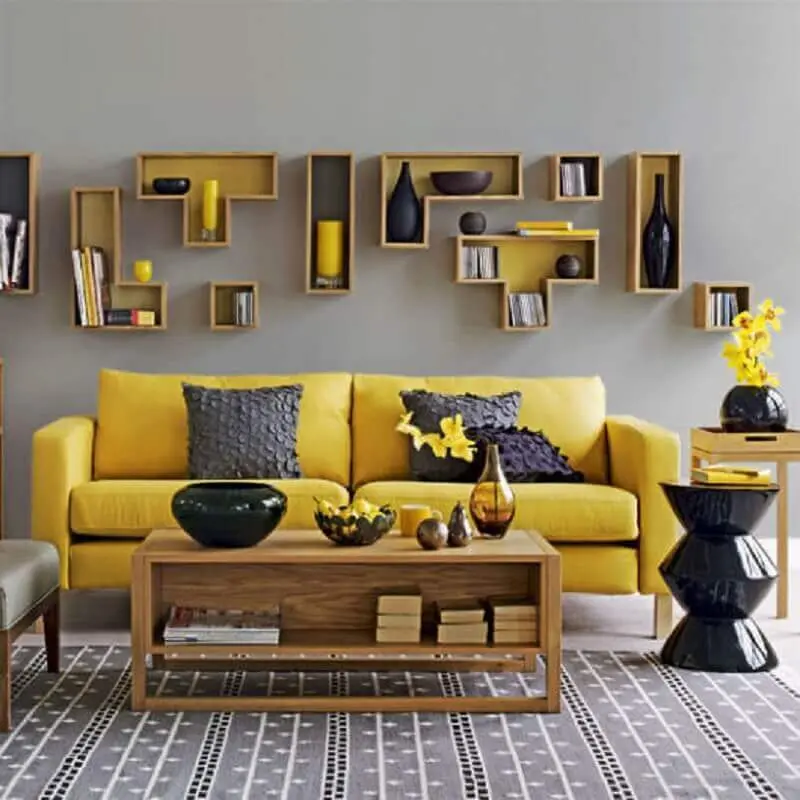 mesa de centro de madeira para decoração de sala cinza e amarela Foto Dcore Você