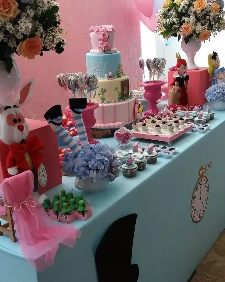mesa de doces decorada para festa alice no país das maravilhas Foto N&L Decorações