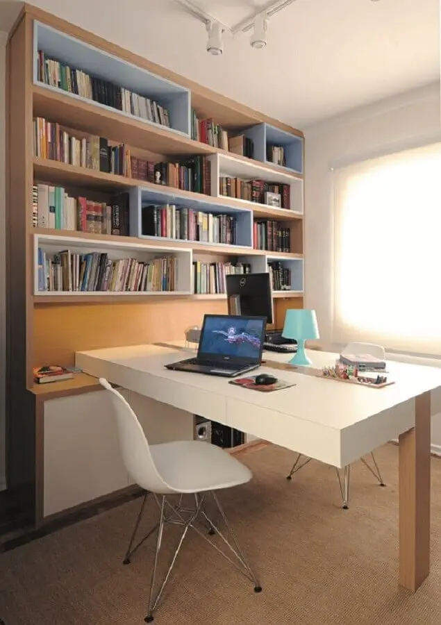 mesa de escritório branca planejada com perna de madeira Foto Minha Casa