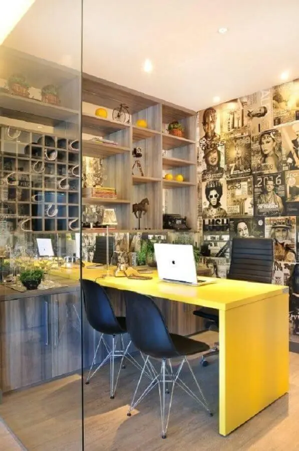 mesa de escritório pequena planejada amarela Foto Quitete&Faria