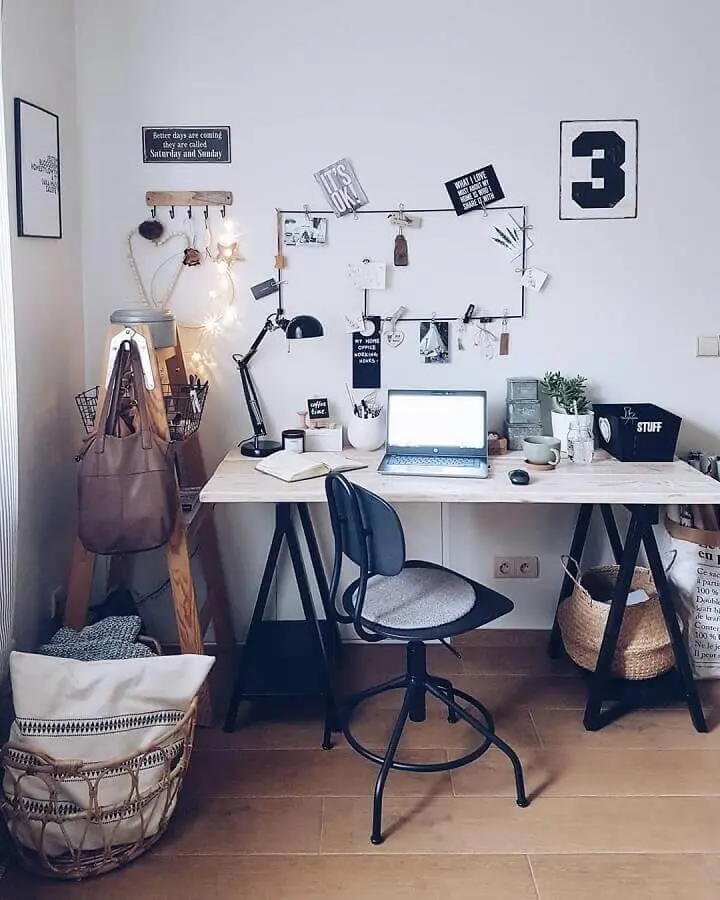 mesa de escritório simples com cavaletes pretos e tampo de madeira Foto Iza Kochana