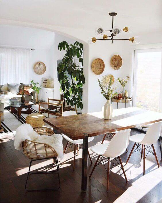 Sala de jantar com mesa de madeira rústica
