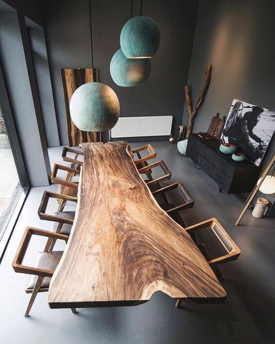 Mesa de madeira rústica na sala de jantar 