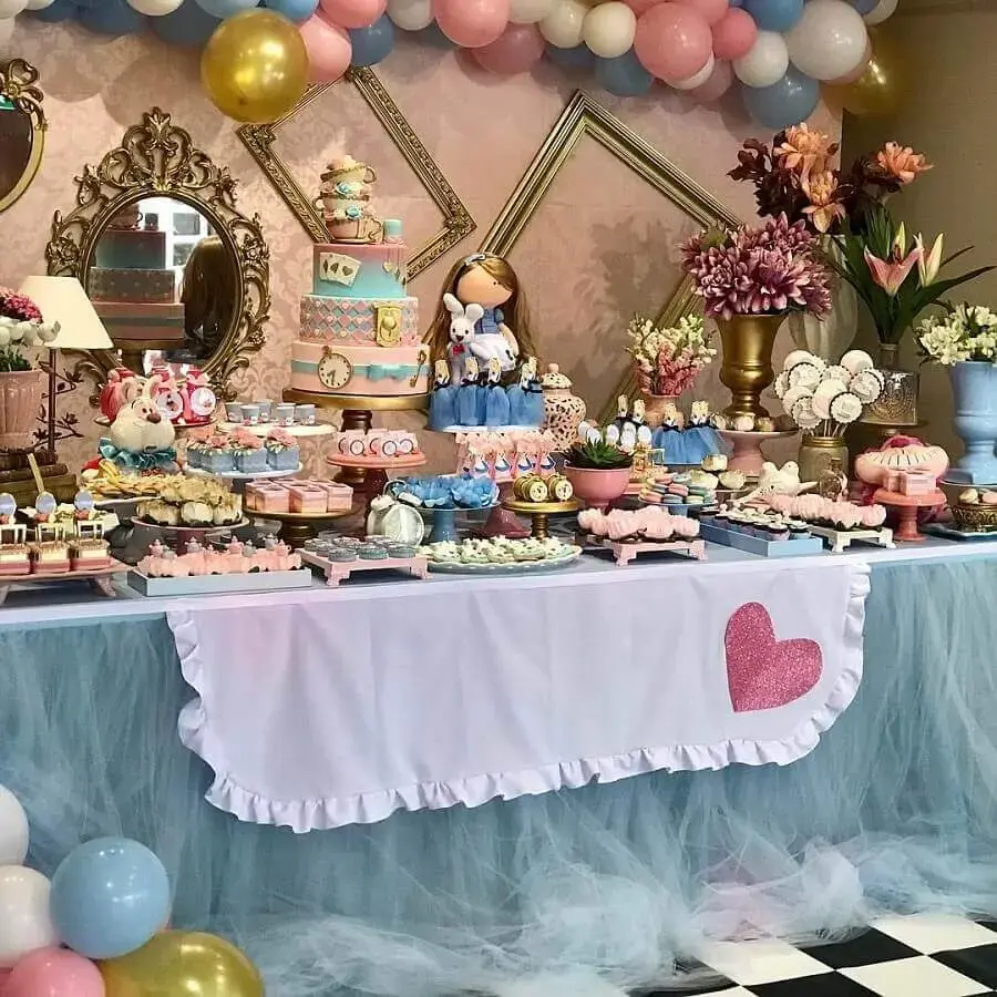 mesa decorada em azul e rosa para Alice no País das Maravilhas festa infantil Foto Pinterest