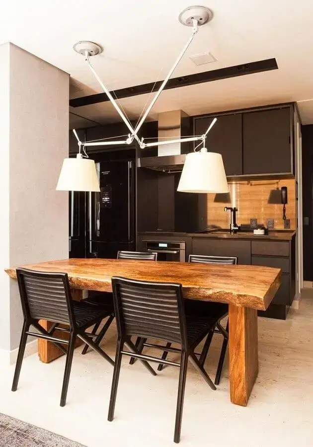 mesa rústica e cadeiras pretas para sala de jantar moderna Foto Casa de Valentina