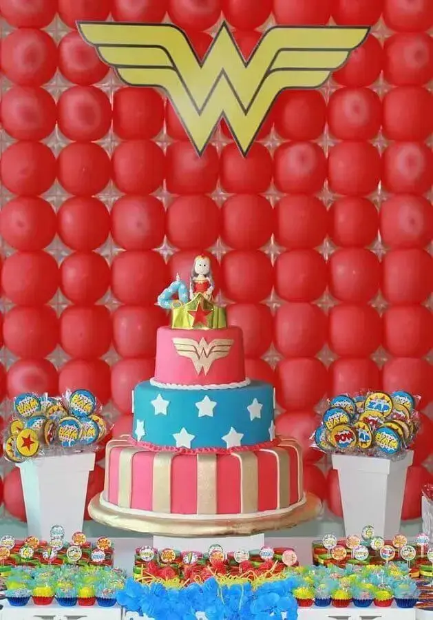 modelo de bolo para festa de aniversário da mulher maravilha Foto Kara's Party Ideas