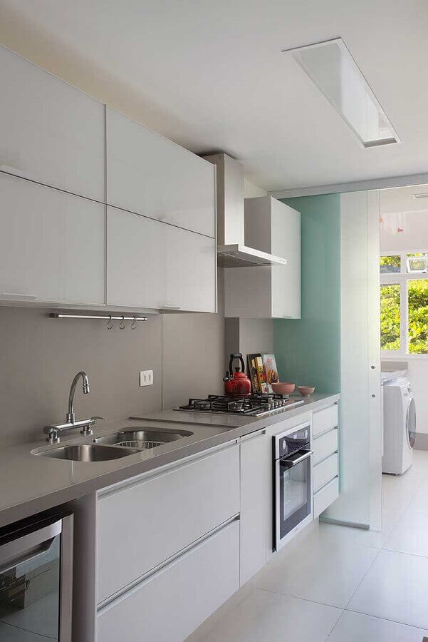 modelo de cozinha com lavanderia planejada com porta de correr de vidro Foto Casa de Valentina
