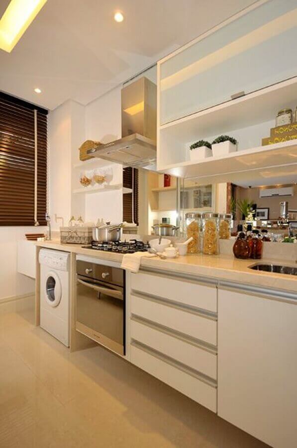 modelo de cozinha com lavanderia planejada em cores claras e neutras Foto Pinterest