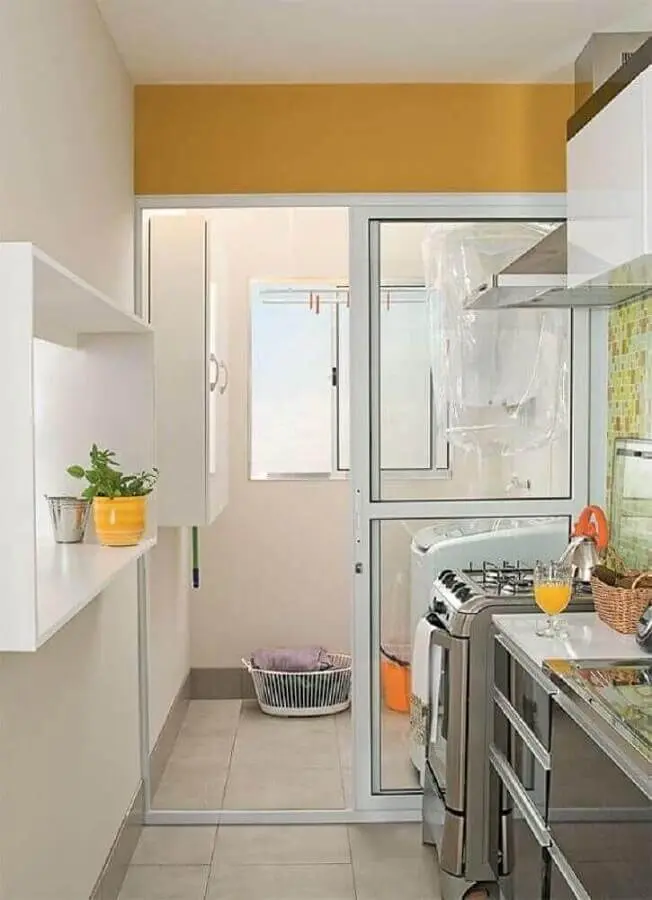 modelo de cozinha com lavanderia simples separada por porta de correr Foto Falk Art e Decoração