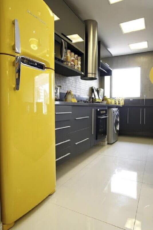modelo de lavanderia com cozinha planejada preta e amarela Foto Webcomunica