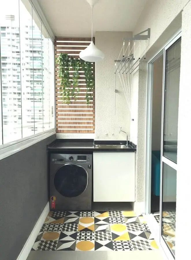 modelo de lavanderia pequena e simples em varanda com piso colorido Foto Sua Decoração