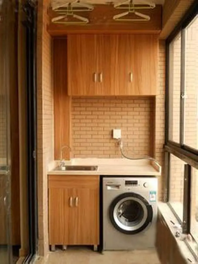 modelo de lavanderia simples com armários de madeira Foto iFunn