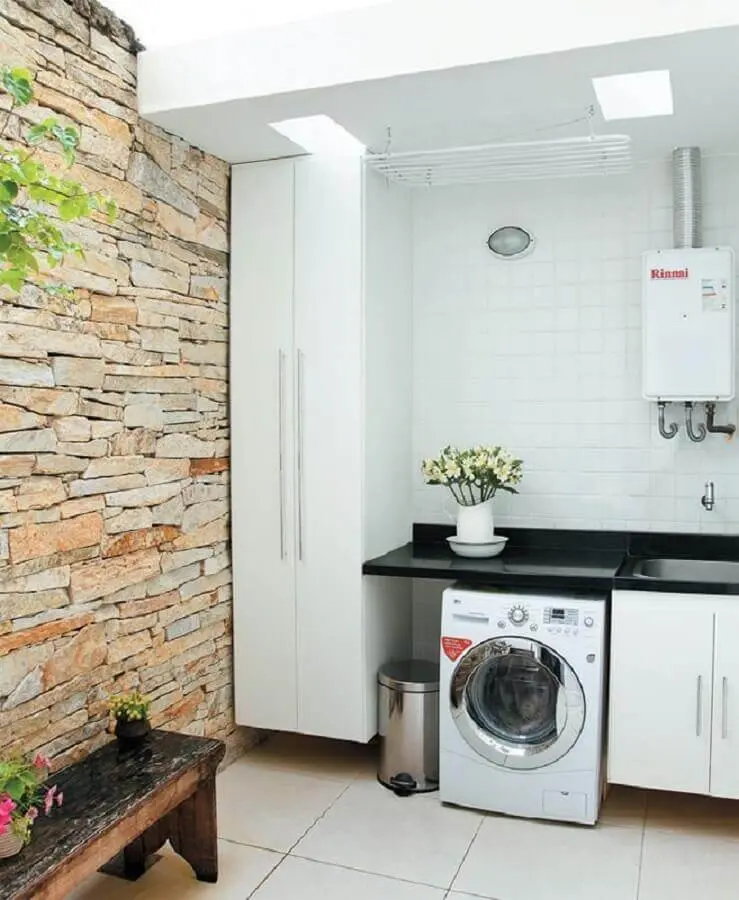 modelo de lavanderia simples decorada com parede rústica Foto Revista VD