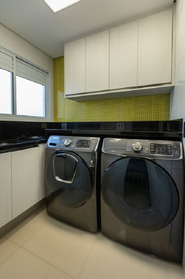modelo de lavanderia simples decorada com pastilhas verdes Foto LAM Arquitetura & Interiores