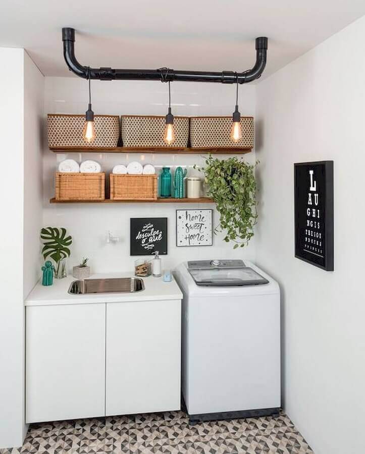 modelo de lavanderia simples decorada com prateleiras de madeira e pendente minimalista Foto Quadrilha Design e Arquitetura