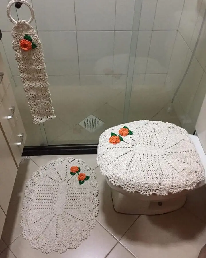 modelo delicado de jogo de banheiro de crochê com flores laranja Foto Malukids - Artes Com a Mão