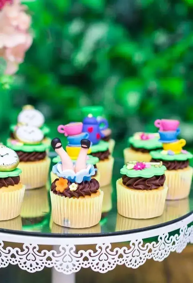 modelo divertido de cupcakes personalizados para festa alice no país das maravilhas Foto Pinterest
