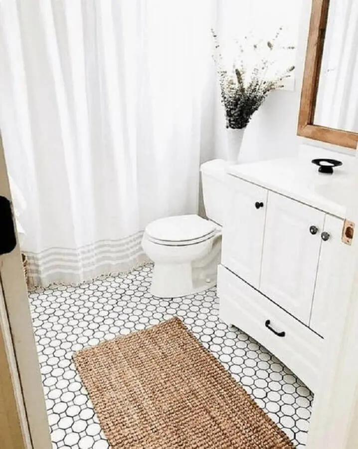modelo rústico de tapete para banheiro todo branco Foto Pinterest