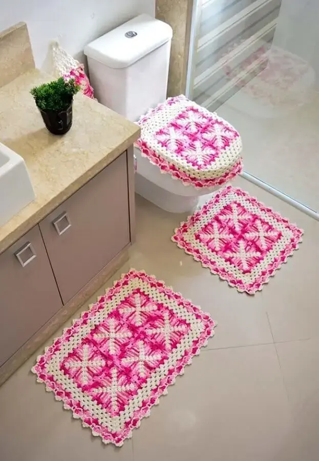 modelo simples de jogo de banheiro de crochê rosa e bege Foto Ideias Decor