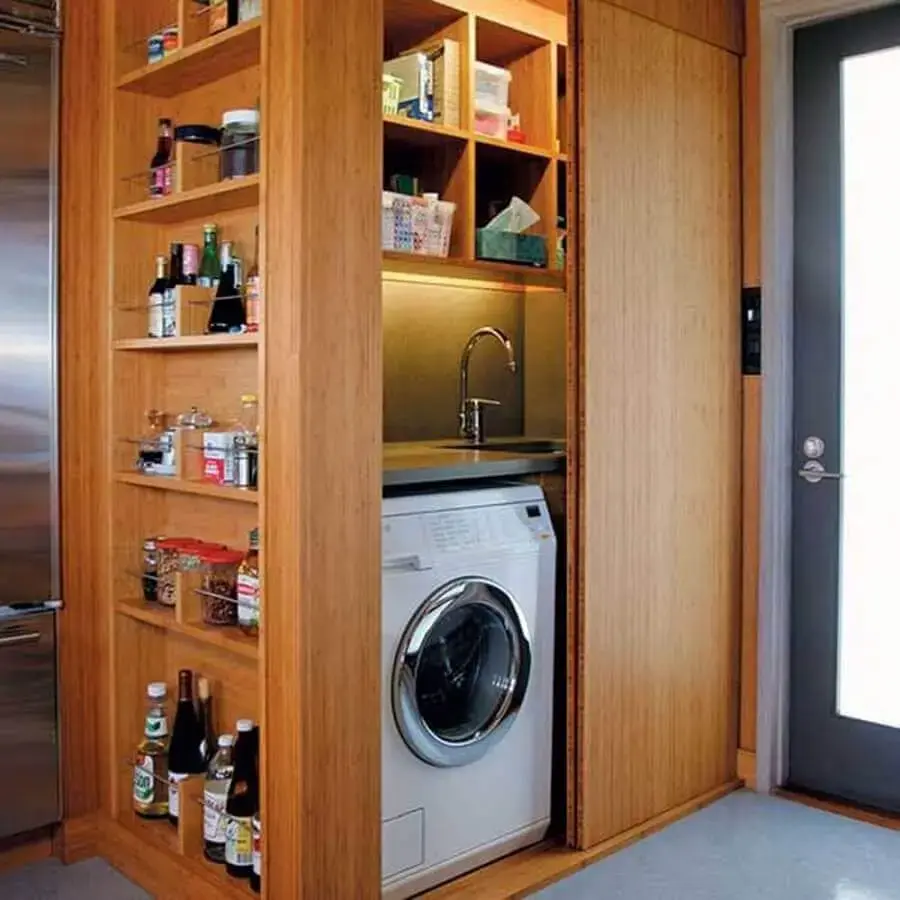 modelos de lavanderia pequena dentro de armário de madeira planejado Foto Architecture & Design