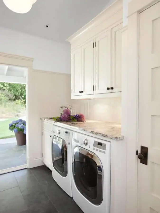 modelos de lavanderia planejada branca com armários estilo clássico Foto Ideias para Decorar