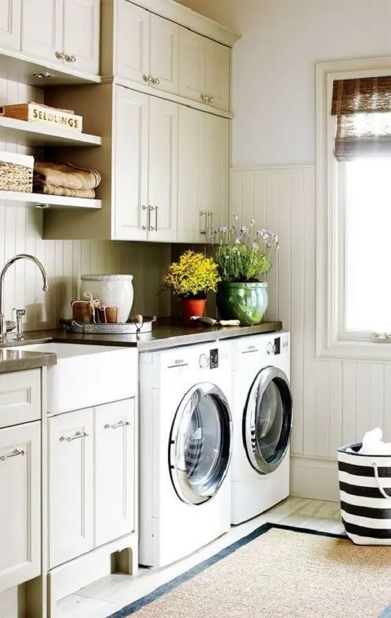 modelos de lavanderia planejada com armários com design clássico Foto Casa e Decor