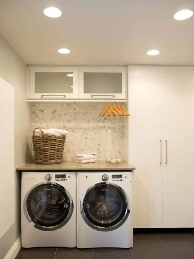 modelos de lavanderia simples com armários planejados Foto Construção e Design