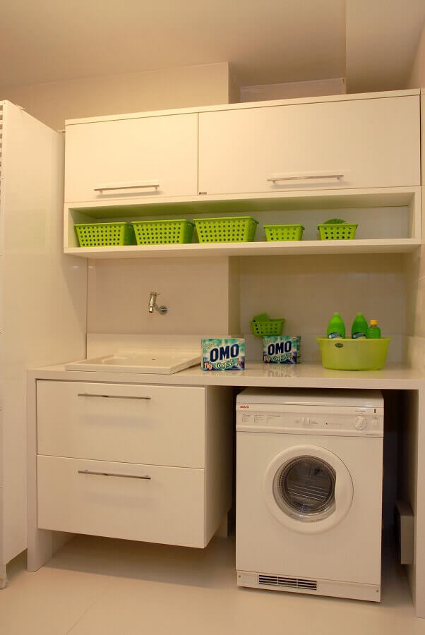 modelos de lavanderia simples decorada com cestos organizadores verdes Foto Teresinha Nigri