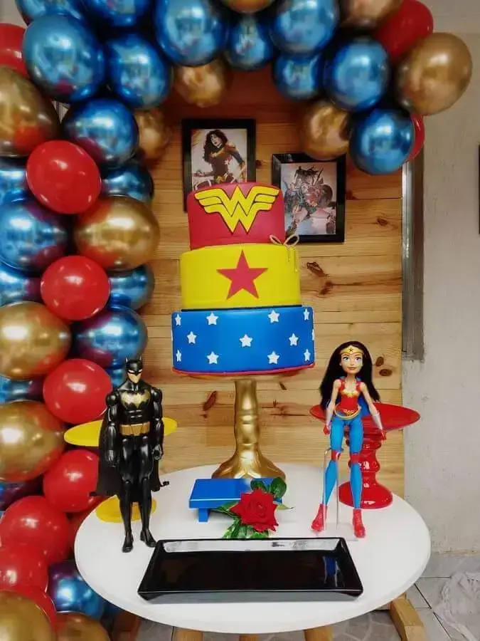 painel de balões para decoração de festa mulher maravilha com boneco do batman e da mulher maravilha Foto Elo7