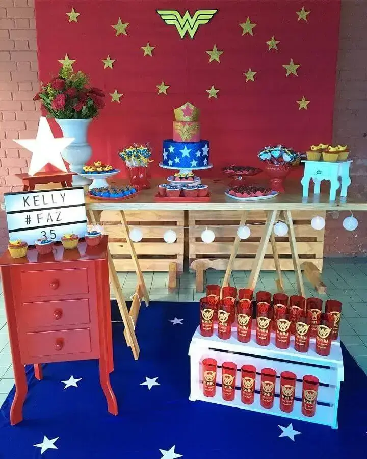 red panel with gold stars for simple woman wonder party decoration Photo Mirabella Parties