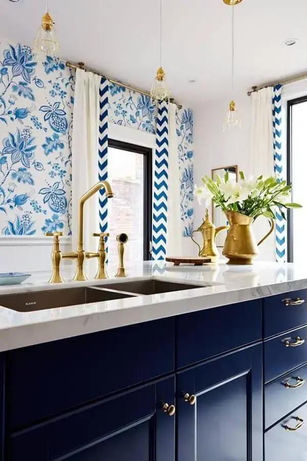 papel de parede azul e branco para decoração de cozinha planejada com armário azul marinho Foto Casa&Diseño