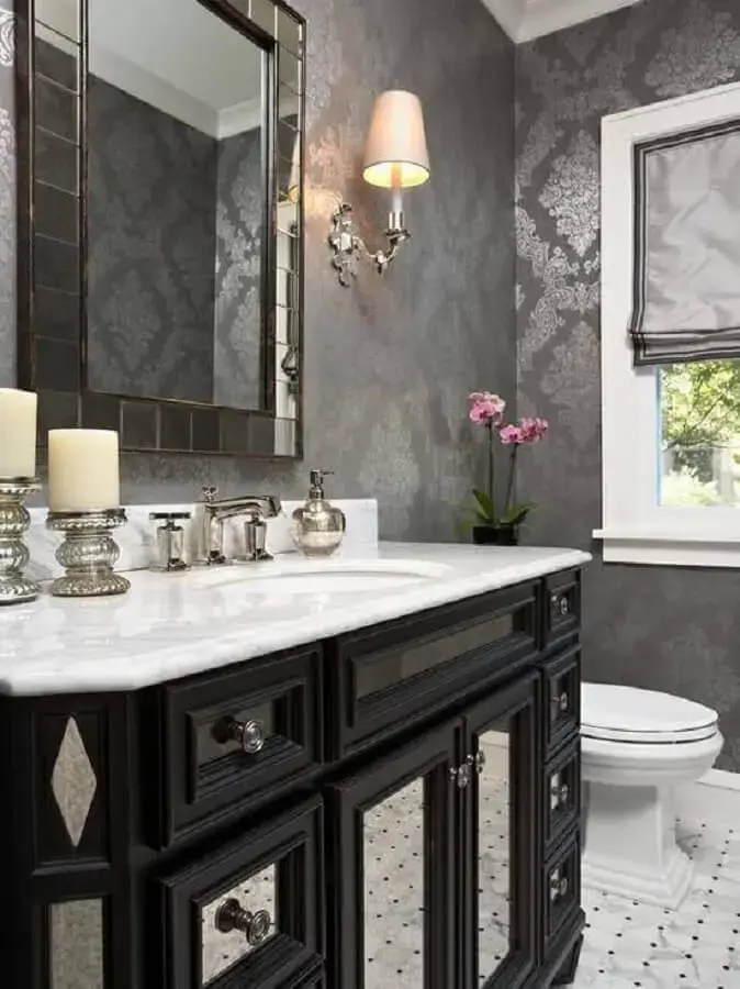 papel de parede cinza para decoração de banheiro com gabinete preto Foto Decoist