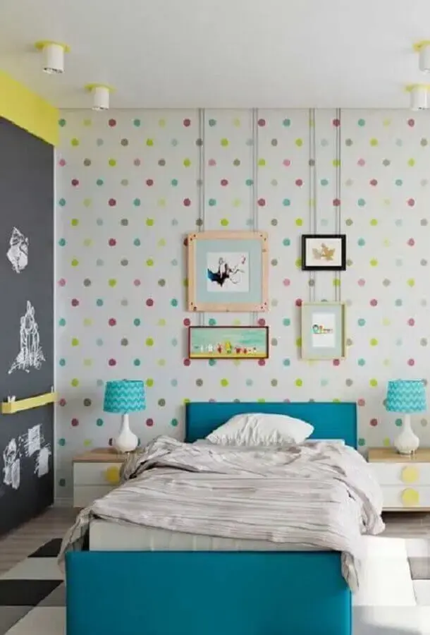 papel de parede colorido para decoração de quarto de solteiro com cama azul Foto Pinterest