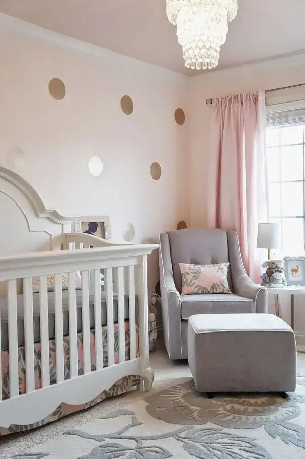 papel de parede com bolinhas douradas para decoração de quarto de bebê rosa e cinza Foto House and Decors