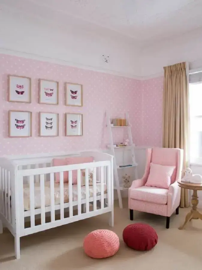 papel de parede de bolinhas e puff redondo de crochê para quarto de bebê rosa e branco Foto Assetproject