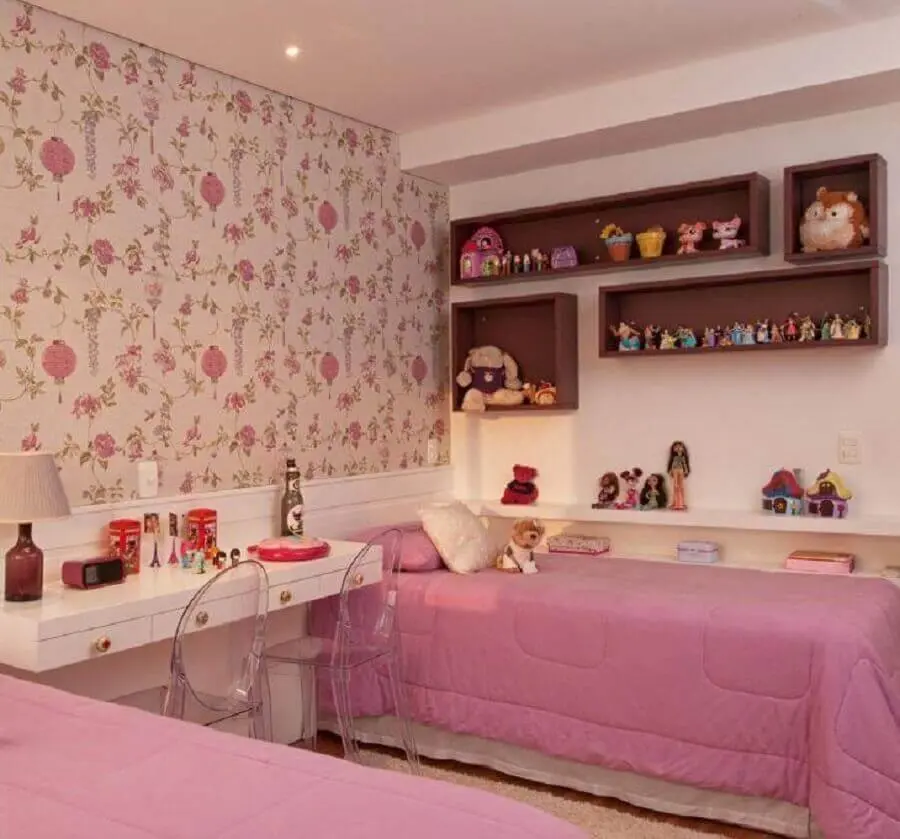 papel de parede floral para decoração de quarto de menina rosa e branco com duas camas Foto Patrícia Kolanian Pasquini