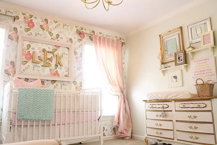 papel de parede floral para quarto de bebê rosa com estilo romântico Foto Yandex