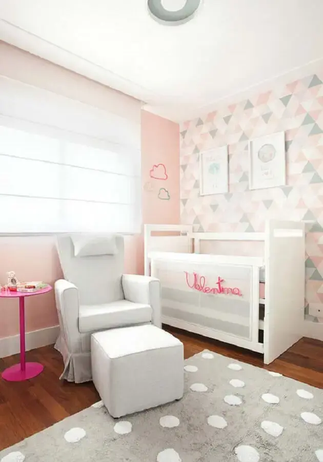 papel de parede geométrico para decoração de quarto de bebê rosa e branco Foto Assetproject