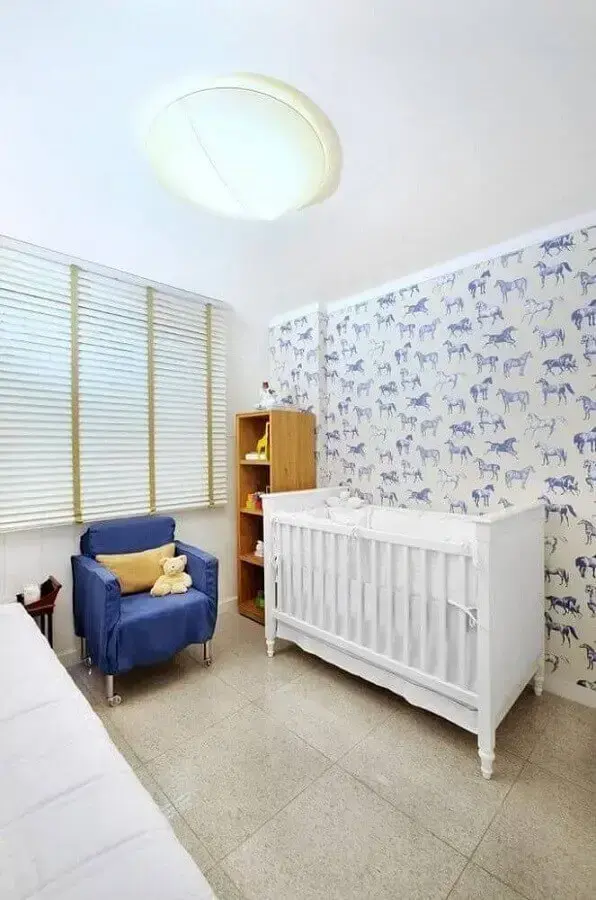 papel de parede infantil com estampa de cavalinhos para quarto de bebê todo branco Foto Coutinho Vilela