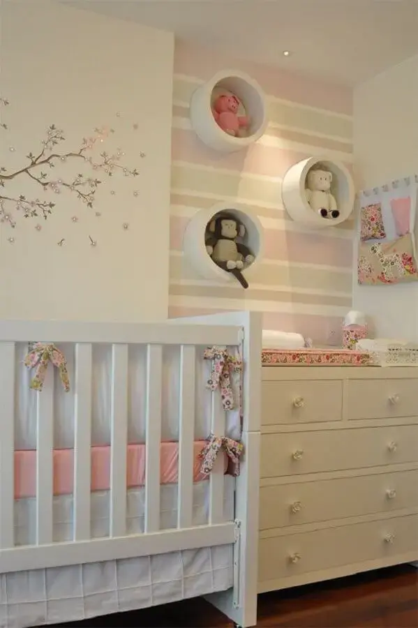 papel de parede listrado e nichos redondos para decoração de quarto de bebê rosa e branco Foto Casar É...