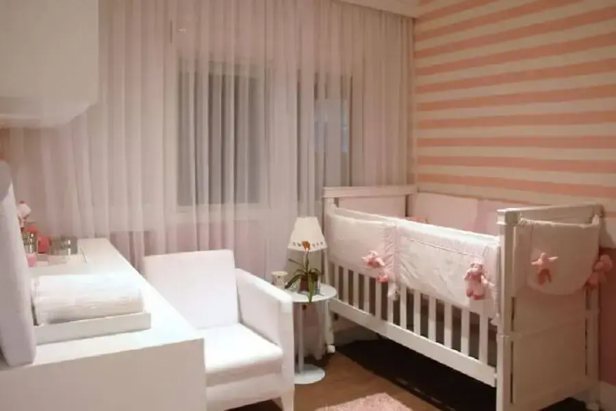 papel de parede listrado para decoração de quarto de bebê rosa e branco Foto Marel