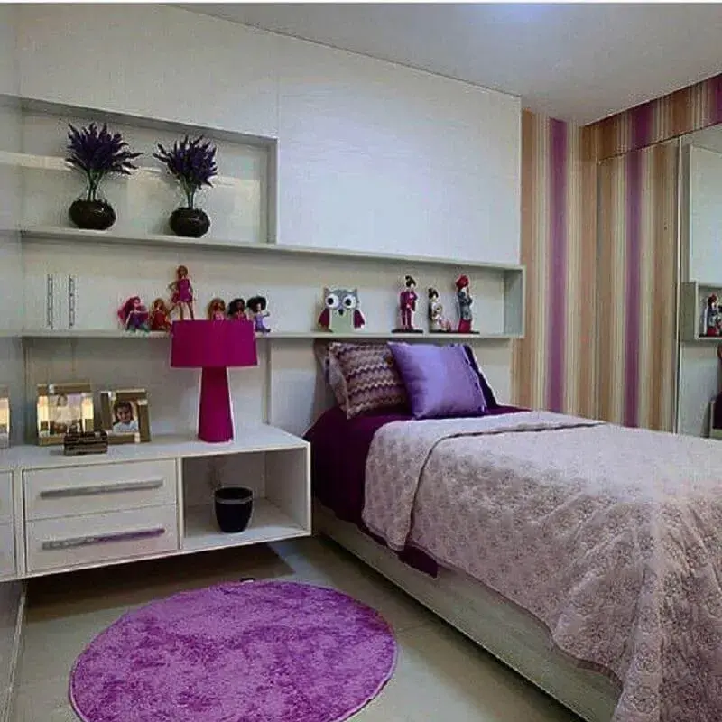 papel de parede listrado para decoração de quarto de menina branco e lilás com tapete redondo Foto Sullen Montenegro