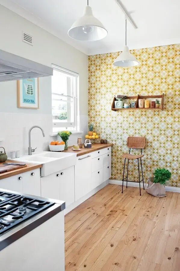 papel de parede para cozinha planejada com armários brancos e bancada e piso de madeira Foto Pinterest
