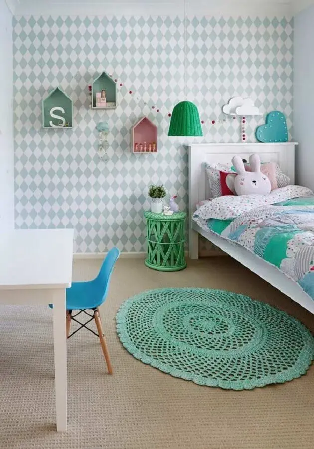 papel de parede para decoração de quarto de bebê simples com tapete de crochê redondo Foto Ideias Decor