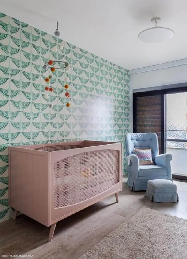 papel de parede para decoração de quarto de bebê verde e rosa com poltrona azul Foto Histórias de Casa