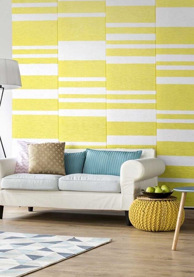 papel de parede para decoração de sala amarela com sofá branco Foto Pinterest