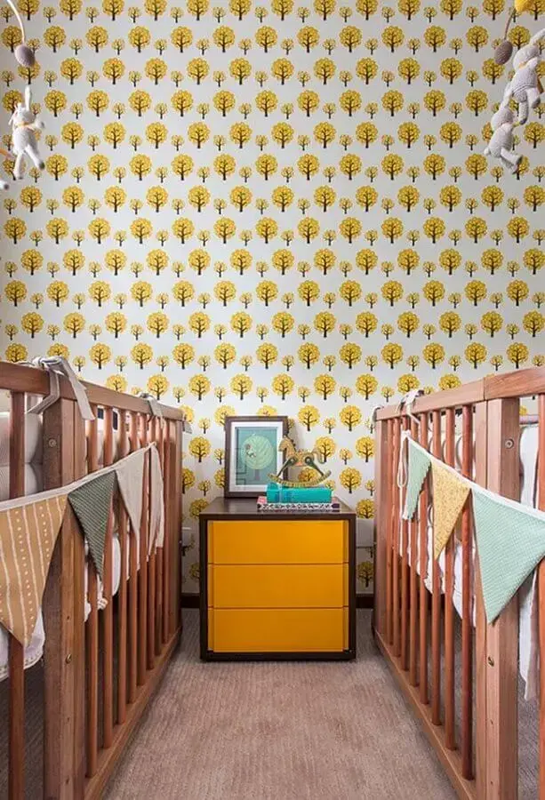 papel de parede para quarto de bebê gêmeo com berços de madeira Foto Pinterest