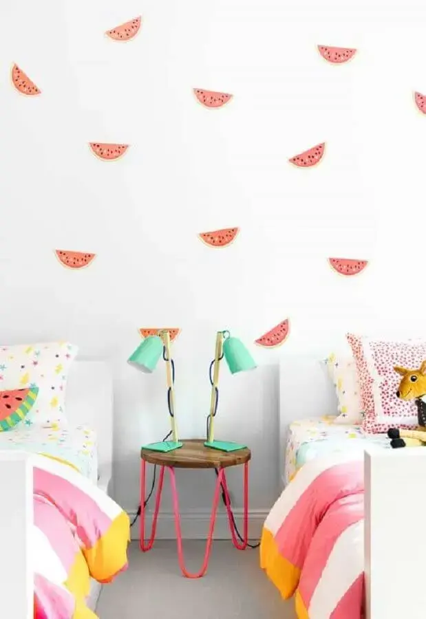 papel de parede para quarto de menina com duas cama e luminária verde água Foto Pinterest